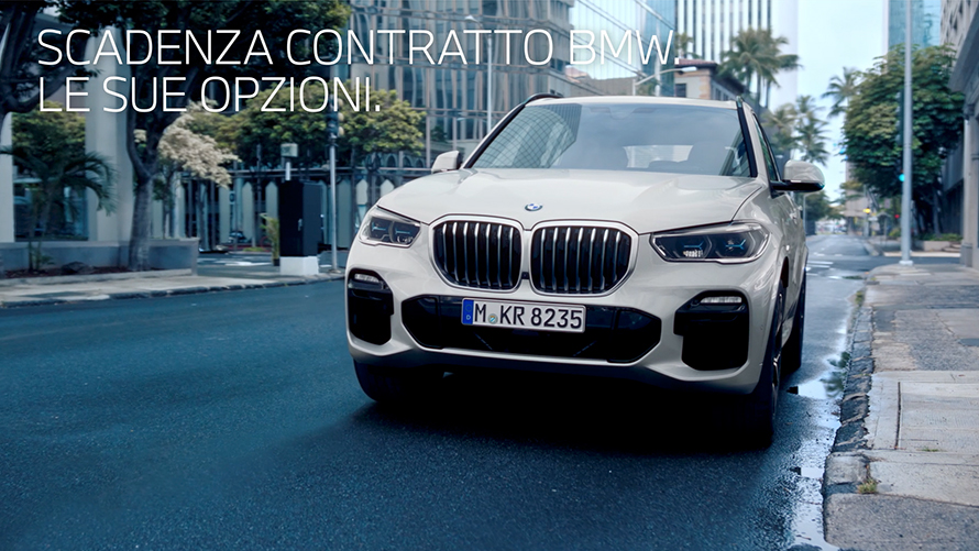 Coppia accanto a una BMW in prospettiva aerea BMW Financial Services BMW Leasing coppia accanto a una BMW in prospettiva aerea