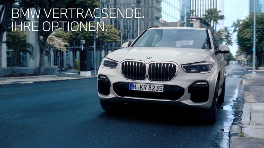Paar neben BMW Vogelperspektive BMW Financial Services BMW Leasing Paar neben BMW Vogelperspektive