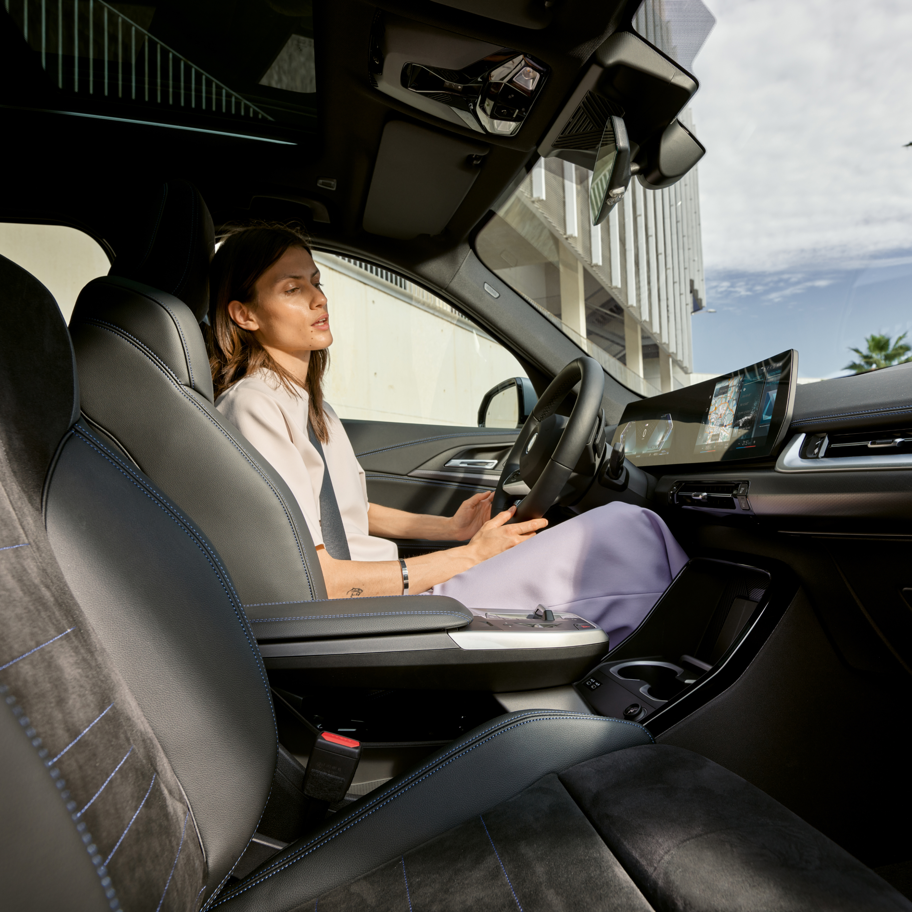 Eine Person schaut auf das Control Display im BMW