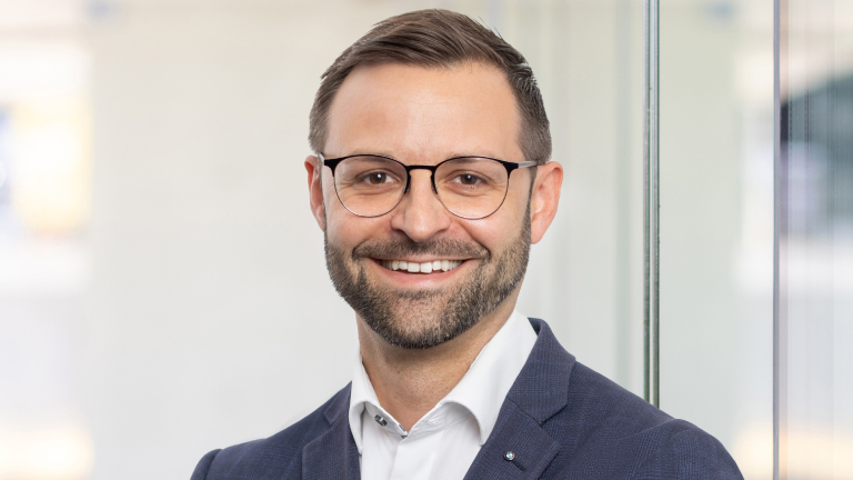 TeaBMW Finanzierung Mann mit zwei Kindern Gartenschlauch und Lachen