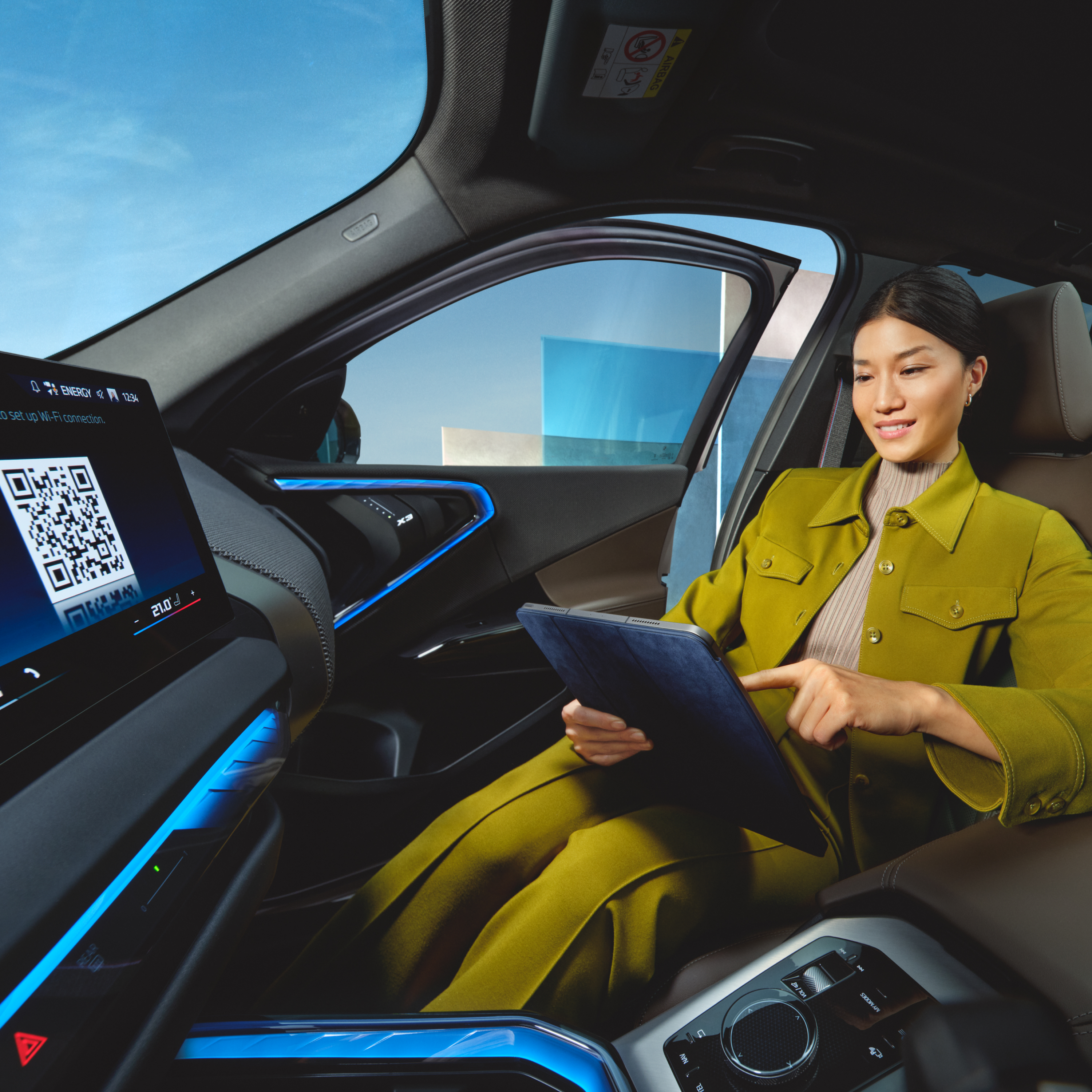 Personne utilisant une tablette dans une BMW
