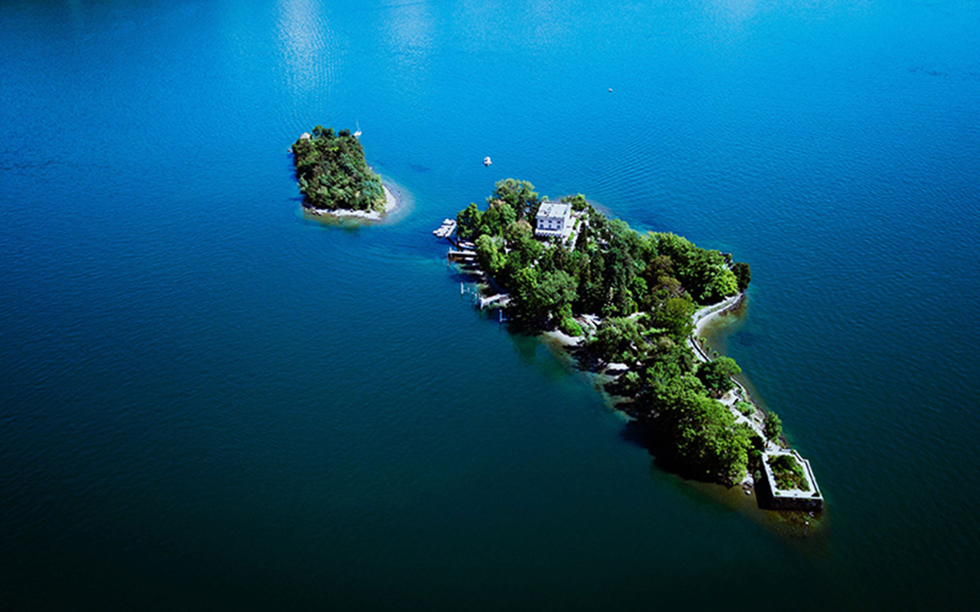 Vue en plongée îles vertes dans l’eau bleue