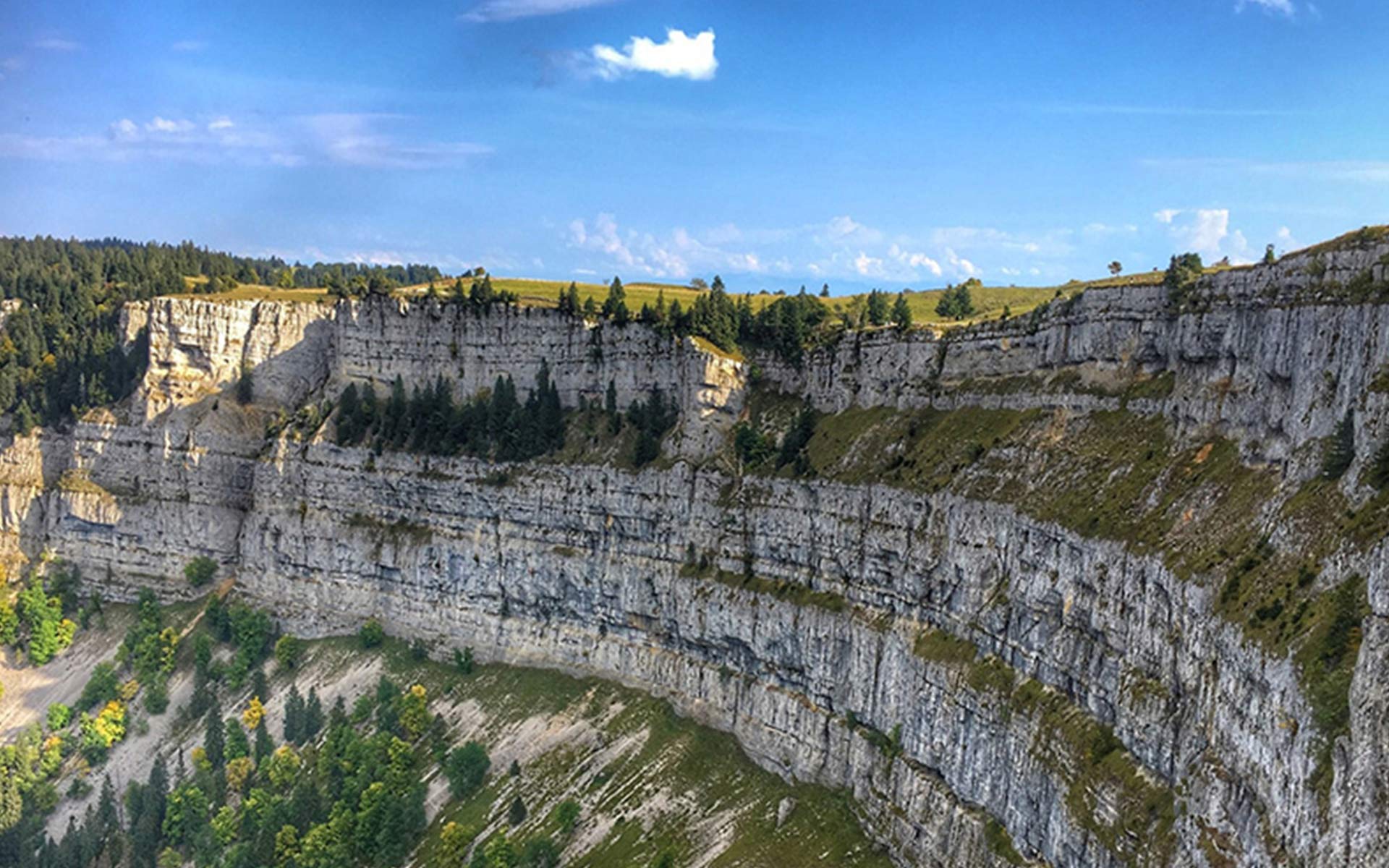 Paysage de montagne paroi rocheuse avec arbres et ciel bleu