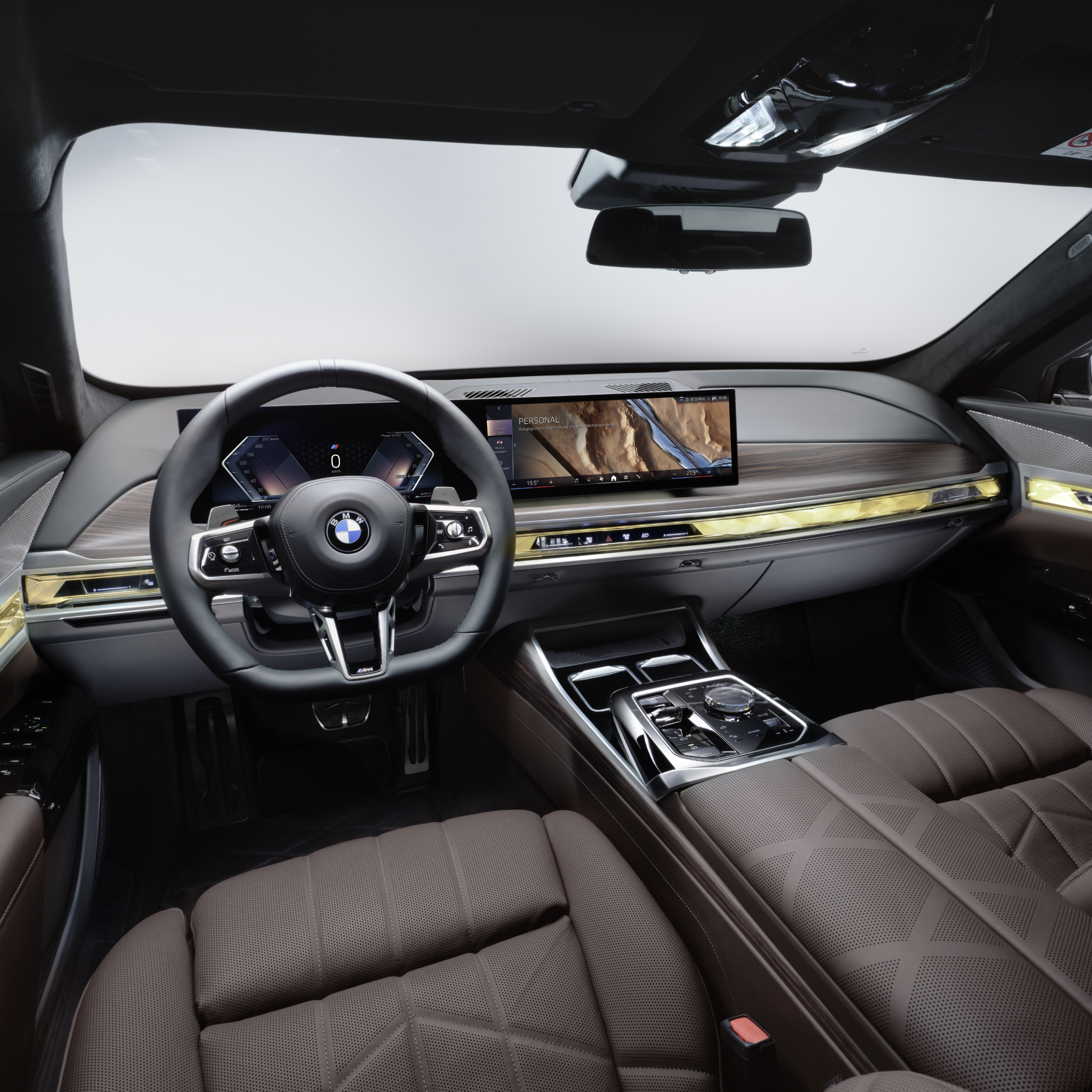 Cockpit BMW con volante e display